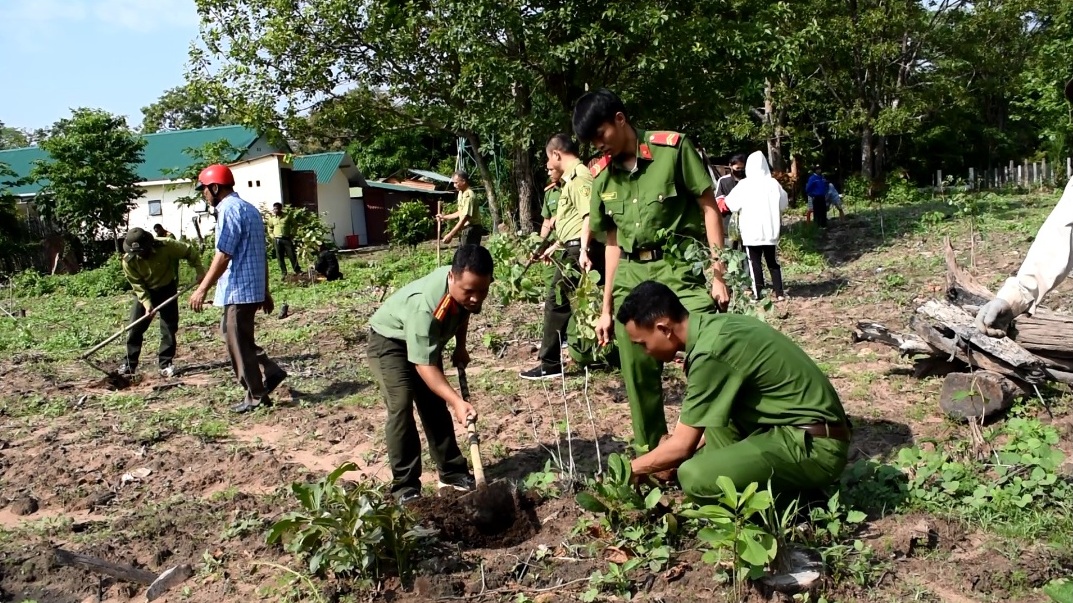 Công an huyện Buôn Đôn tích cực tham gia trồng cây, gây rừng, bảo vệ môi trường sinh thái