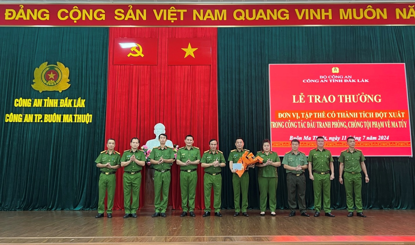 Đắk Lắk: Khen thưởng đột xuất về PCTP ma túy cho Công an Tp. Buôn Ma Thuột