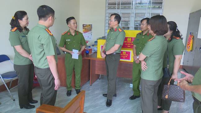 Cục Hậu cần thăm gia đình liệt sỹ, thương binh Công an xã ở huyện Cư Kuin