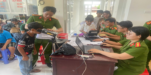 Lực lượng Cảnh sát QLHC về TTXH thu nhận căn cước, tài khoản định danh điện tử trong ngày Lễ Quốc khánh 2/9 phục vụ Nhân dân