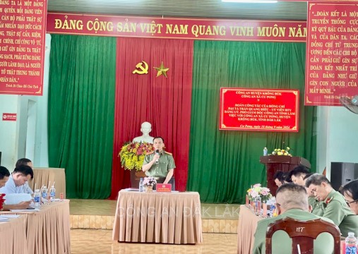 Lãnh đạo Công an tỉnh làm việc với Công an xã Cư Pơng, huyện Krông Búk để tháo gõ, giải quyết những khó khăn tại địa bàn cơ sở
