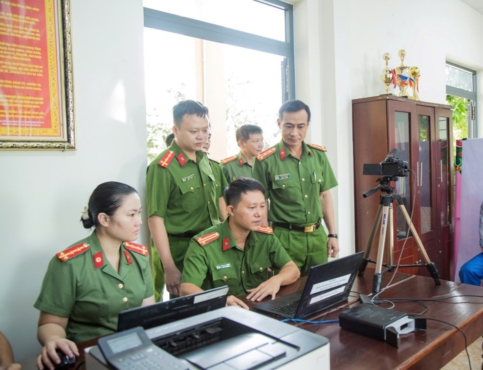 Lực lượng Cảnh sát QLHC về TTXH - Công an tỉnh Đắk Lắk thu nhận căn cước cho phạm nhân được đặc xá năm 2024