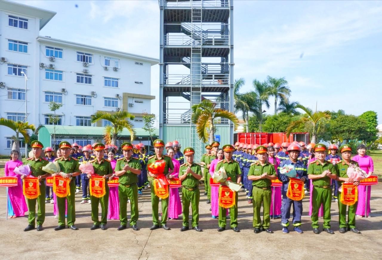 Hội thi nghiệp vụ chữa cháy và cứu nạn, cứu hộ năm 2024: Sôi nổi khí thế chào mừng "Ngày toàn dân PCCC"