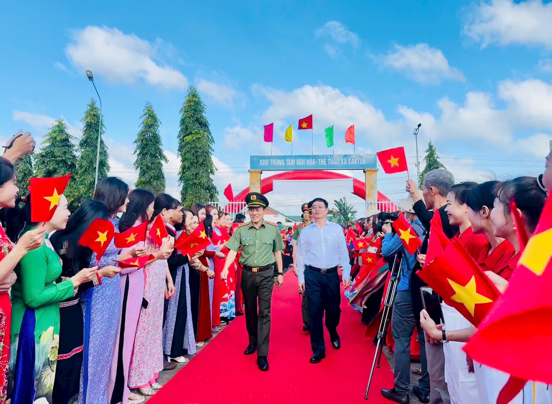 Bộ trưởng Bộ Công an dự ngày hội Đại đoàn kết dân tộc tại Đắk Lắk