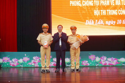 Bí thư Tỉnh ủy Đắk Lắk khen thưởng các tập thể, cá nhân của Công an tỉnh thành tích xuất sắc trong công tác Công an