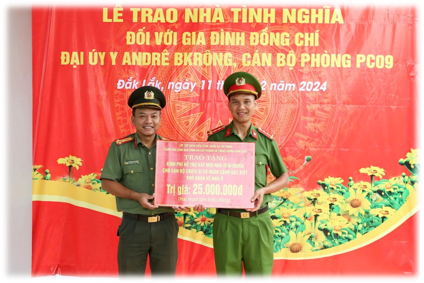 Trao tặng nhà tình nghĩa đồng đội Công an nhân dân