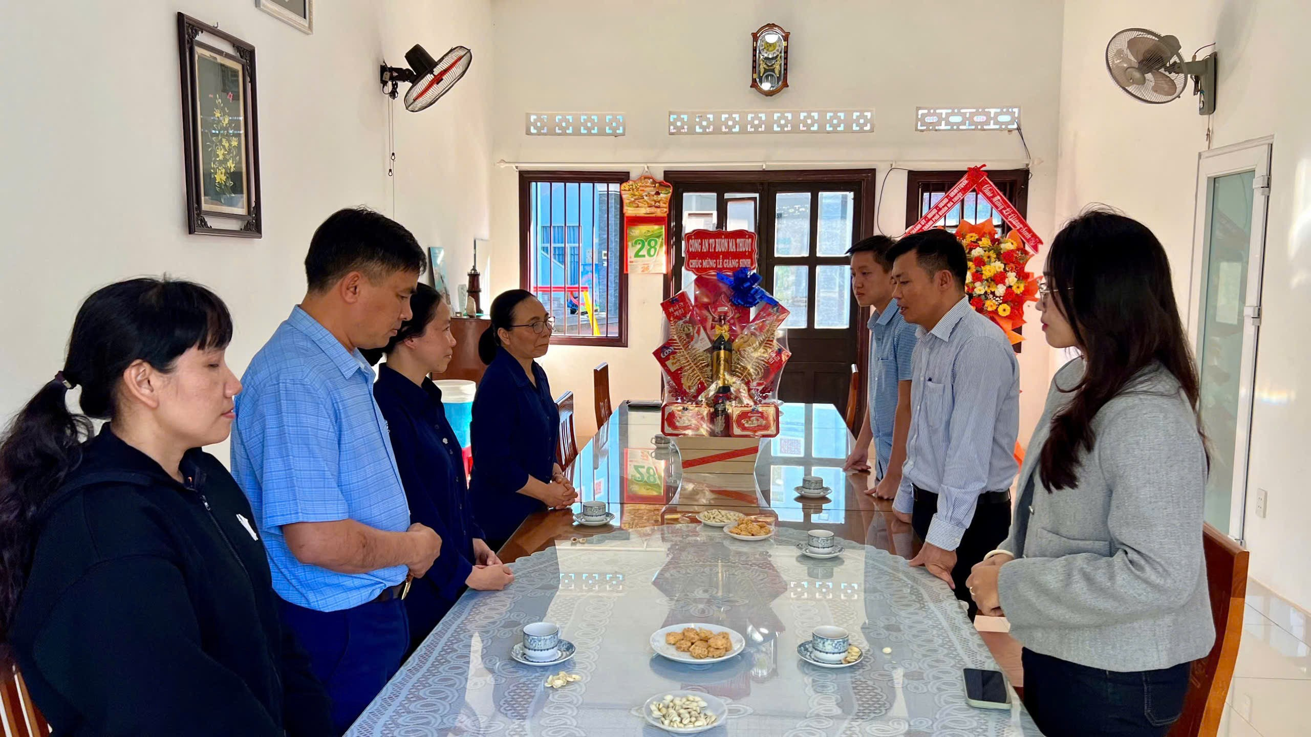 Lãnh đạo Công an thành phố Buôn Ma Thuột thăm, chúc mừng Giáng sinh năm 2024