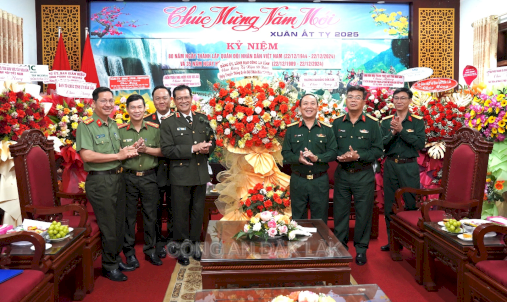 Công an tỉnh Đắk Lắk chúc mừng 80 năm Ngày thành lập Quân đội nhân dân Việt Nam