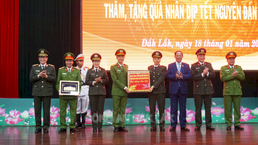 Đồng chí Phó Chủ tịch Quốc hội đến thăm, làm việc và chúc Tết cán bộ, chiến sĩ Công an tỉnh Đắk Lắk