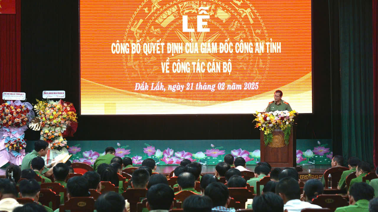 Công an tỉnh Đắk Lắk tổ chức Lễ công bố  quyết định về công tác cán bộ đối với 11 đồng chí lãnh đạo cấp phòng, cấp huyện tình nguyện  xin nghỉ công tác trước hạn tuổi