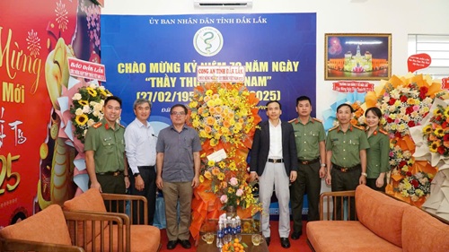 Công an tỉnh Đắk Lắk thăm, chúc mừng ngành Y tế nhân kỷ niệm 70 năm Ngày Thầy thuốc Việt Nam (27/2/1955-27/2/2025)
