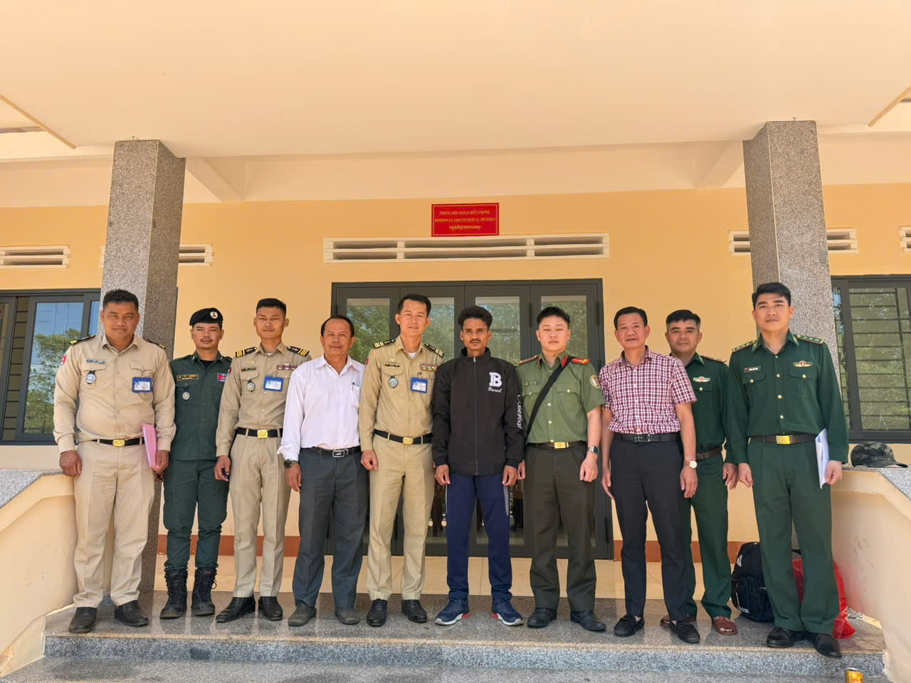 Công an tỉnh Đắk Lắk giúp đỡ công dân Campuchia đi lạc vào lãnh thổ Việt Nam