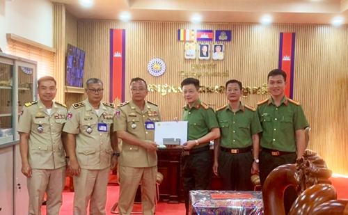 Công an tỉnh Đắk Lắk thăm, chúc mừng Công an tỉnh Mondulkiri nhân dịp Tết cổ truyển của Vương quốc Campuchia