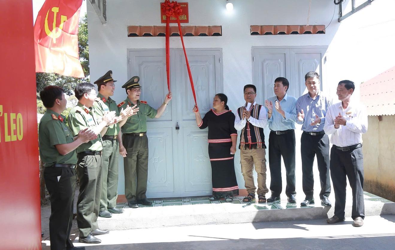 Công an tỉnh Đắk Lắk tích cực hưởng ứng phong trào thi đua “Chung tay xóa nhà tạm, nhà dột nát”