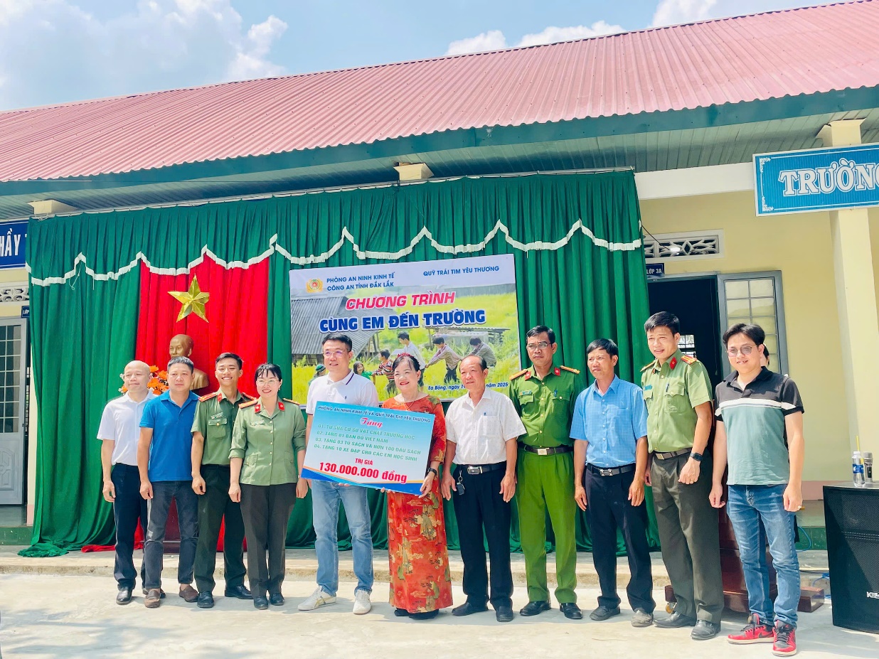 Phòng An ninh kinh tế tổ chức chương trình “Cùng em đến trường” tại Trường tiểu học Ea Bông (huyện Krông Ana)