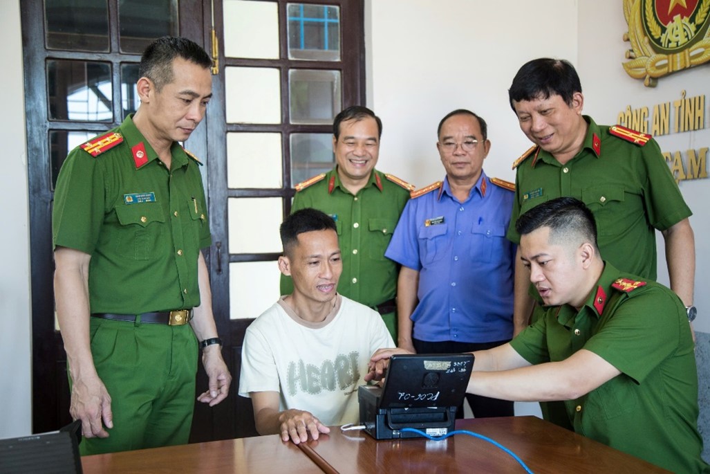 Công an tỉnh Đắk Lắk tổ chức thu nhận hồ sơ cấp thẻ căn cước cho phạm nhân đặc xá dịp Lễ 30/4 năm 2025