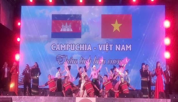 Thắt chặt tình đoàn kết giữa tỉnh Đắk Lắk - Mondulkiri qua chương trình giao lưu nghệ thuật “Thắm tình biên cương”