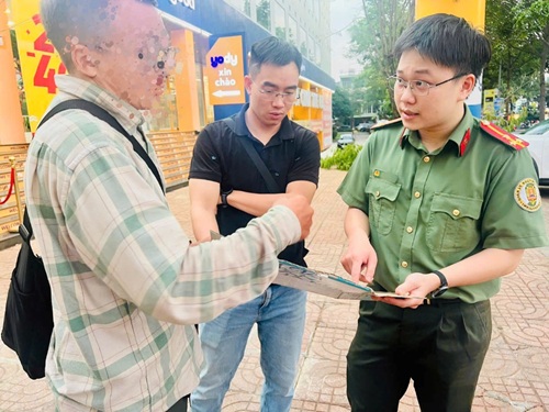 Du khách nước ngoài cần sự giúp đỡ vật chất tại Việt Nam: bài toán khó giữa lòng tốt và trật tự an toàn xã hội