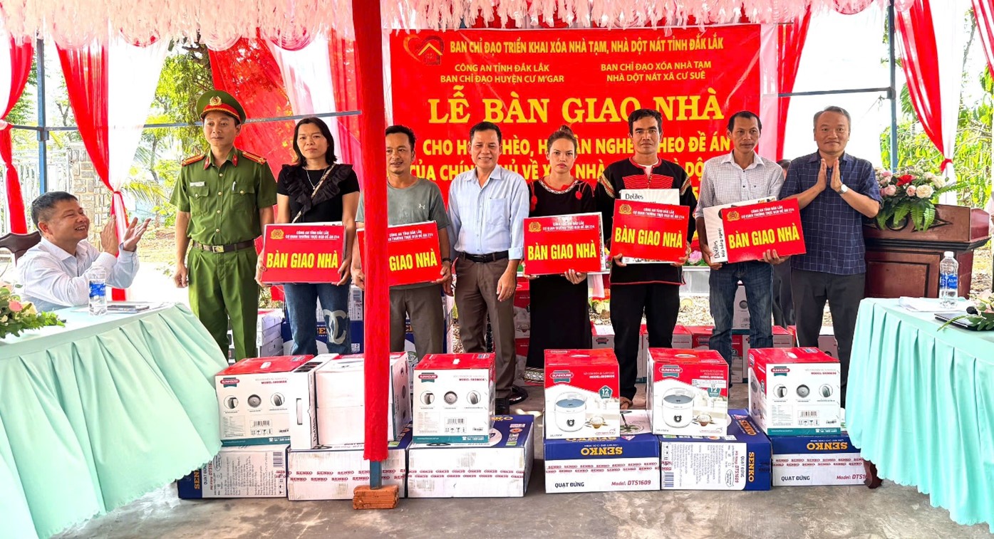 Xã Cư Suê, huyện Cư M’gar tổ chức bàn giao nhà tình nghĩa cho các hộ dân trên địa bàn