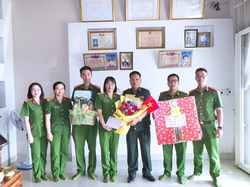 Công an tỉnh Đắk Lắk thăm hỏi người chiến sĩ dũng cảm cắm cờ chiến thắng giữa lòng địch, trong chiến dịch Tây Nguyên lịch sử