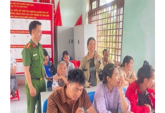 Phòng Cảnh sát QLHC về TTXH tổ chức hướng về cơ sở kết hợp tuyên truyền, phổ biến pháp luật nhận dịp kỷ niệm 50 năm giải phóng miền Nam,  thống nhất đất nước