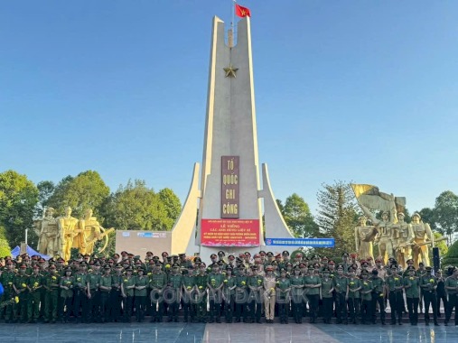 Đoàn thanh niên Công an tỉnh Đắk Lắk phối hợp tổ chức Lễ thắp nến tri ân các Anh hùng liệt sĩ