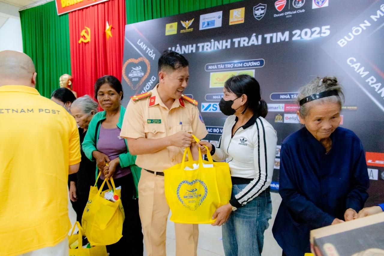 Hình ảnh đẹp của lực lượng Cảnh sát giao thông Công an tỉnh Đắk Lắk trên hành trình chung sức vì cộng động