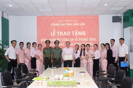 Trao tặng Bằng khen của Bộ trưởng Bộ Công an cho tập thể cán bộ, công nhân viên Bệnh viện Mắt Tây Nguyên có thành tích xuất sắc trong phòng trào toàn dân bảo vệ ANTQ