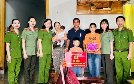 Công an xã Quảng Tiến, huyện Cư M’gar ra mắt mô hình “con nuôi công an xã” - lan tỏa tình đồng chí, gắn bó với Nhân dân