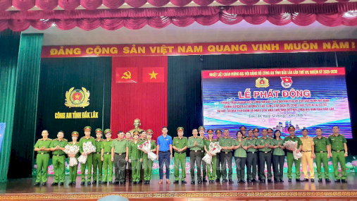 Đoàn viên thanh niên Công an tỉnh Đắk Lắk xung kích, đi đầu trong việc hỗ trợ vận hành mô hình chính quyền địa phương 02 cấp - cung cấp dịch vụ công trực tuyến tại cơ sở
