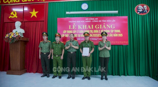Khai giảng lớp Trung cấp lý luận chính trị, khóa 2, hệ không tập trung, lớp thứ 1, do trường Đại học An ninh nhândân dân liên kết với Công an tỉnh Đắk Lắk đào tạo