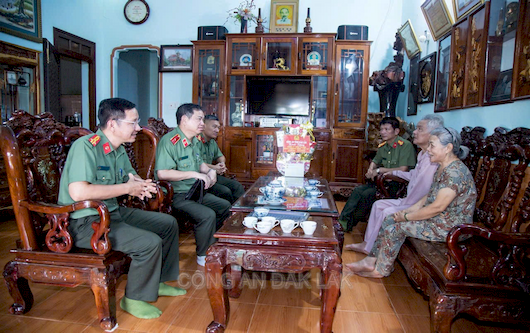 Công an tỉnh Đắk Lắk thăm, tặng quà các gia đình chính sách nhân kỷ niệm ngày thương binh, liệt sỹ