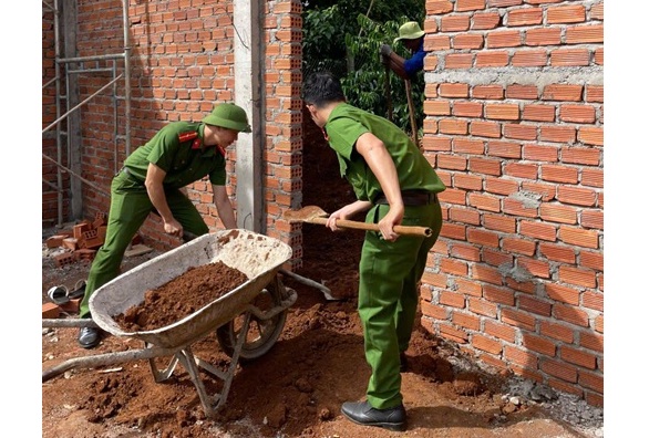 Công an xã Tam Giang chung tay xóa nhà dột nát – Lan tỏa yêu thương giữa đời thường