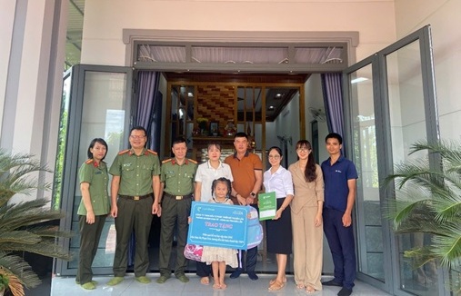 Phòng An ninh kinh tế phối hợp tổ chức thăm hỏi, tri ân gia đình liệt sỹ nhân kỷ niệm 78 năm Ngày Thương binh - Liệt sĩ (27/7/1947 - 27/7/2025)