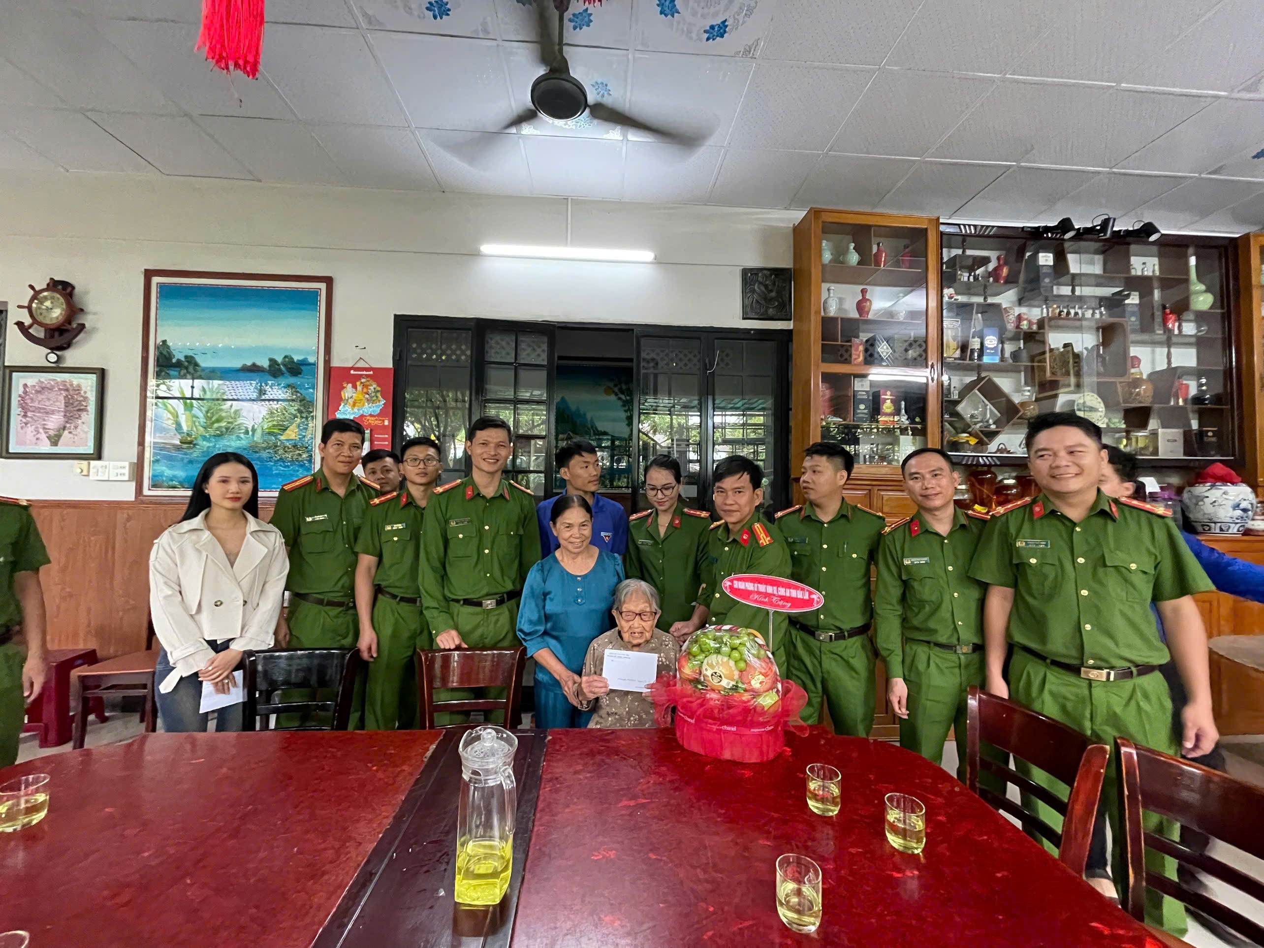 Phòng Kỹ thuật hình sự tổ chức hoạt động tri ân nhân kỷ niệm 78 năm Ngày Thương binh - Liệt sĩ (27/7/1947 - 27/7/2025)