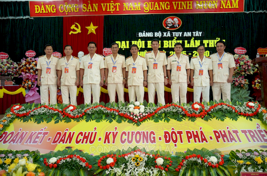 Công an xã Tuy An Tây phát huy tinh thần cảnh giác, phản bác các luận điệu xuyên tạc, chống phá của các thế lực thù địch đối với Đại hội đảng các cấp