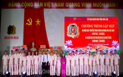 Công an tỉnh Đắk Lắk gặp mặt nhân kỷ niệm 80 năm Ngày truyền thống CAND và 20 năm ngày hội toàn dân bảo vệ ANTQ