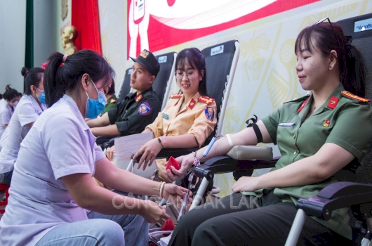 Công an tỉnh Đắk Lắk tích cực hưởng ứng chương trình hiến máu tình nguyện “Giọt máu nghĩa tình, vì đồng đội thân yêu”