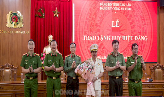 Trao tặng Huy hiệu 30 năm tuổi Đảng cho đồng chí Giám đốc Công an tỉnh Đắk Lắk