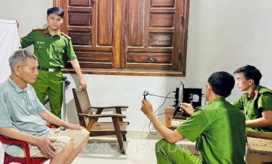 Công an xã Hòa Thịnh cấp đổi thẻ đảng tại nhà cho đảng viên cao tuổi, đi lại khó khăn