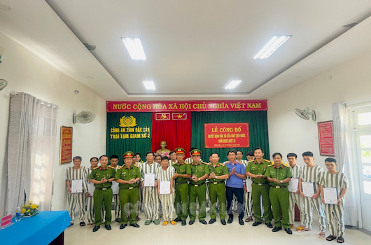 Công bố Quyết định đặc xá (đợt 2) năm 2025 của Chủ tịch nước đối với  phạm nhân đang chấp hành án tại Trại tạm giam số 2, Công an tỉnh Đắk Lắk