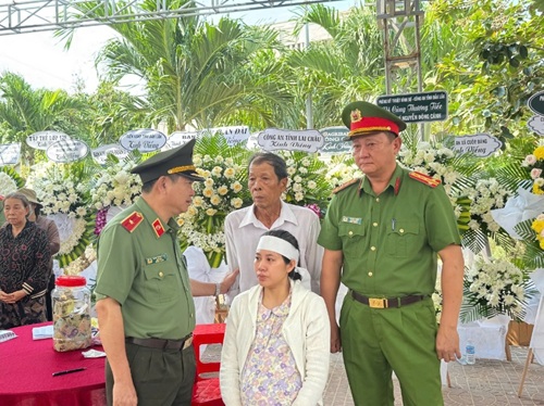 Trao Huân chương bảo vệ Tổ quốc hạng Ba cho thân nhân gia đình Trung tá Nguyễn Đông Cánh
