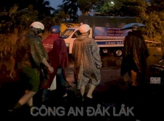 Công an phường Ea Kao hỗ trợ người dân ứng phố sự cố mùa mưa bão