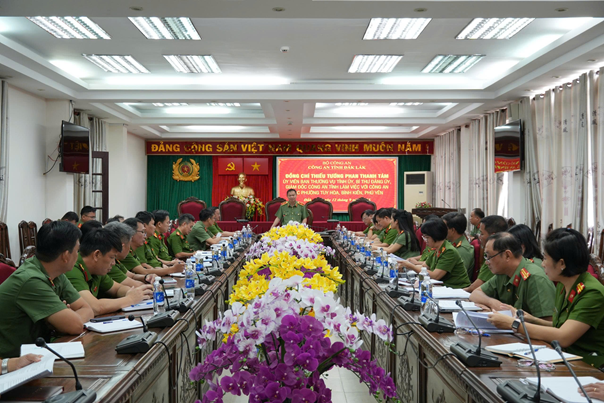 Giám đốc Công an tỉnh làm việc với Công an các phường Tuy Hoà, Bình Kiến, Phú Yên