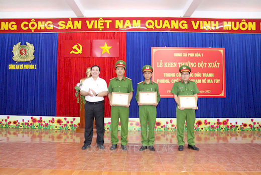UBND xã Phú Hòa 1 khen thưởng đột xuất Công an xã và cá nhân có thành tích xuất sắc trong đấu tranh phòng, chống ma túy
