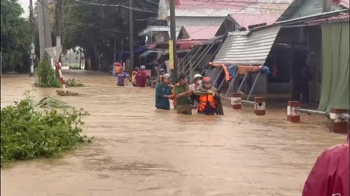 Công an phường Bình Kiến hỗ trợ người dân ứng phó mưa lũ, di dời tài sản đến nơi an toàn