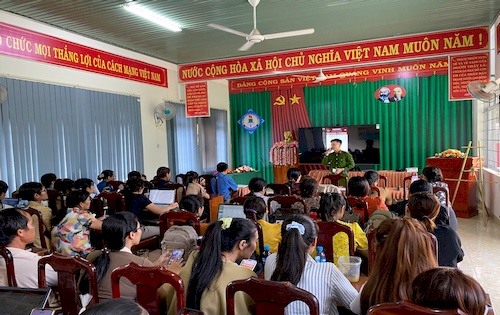 Công an xã Cuôr Đăng đẩy mạnh triển khai chuyển đổi số, đưa công nghệ vào phục vụ đời sống Nhân dân