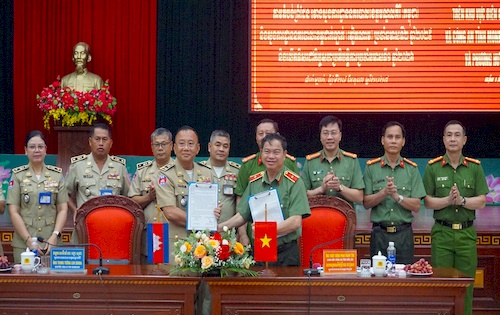 Hội nghị sơ kết công tác phối hợp bảo đảm an ninh, trật tự khu vực biên giới giữa Công an tỉnh Đắk Lắk (Việt Nam) và Công an tỉnh Mondulkiri (Campuchia)
