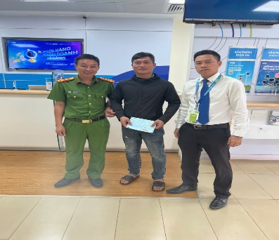 Công an xã Pơng Drang kịp thời hỗ trợ người dân nhận lại gần 200 triệu đồng chuyển nhầm