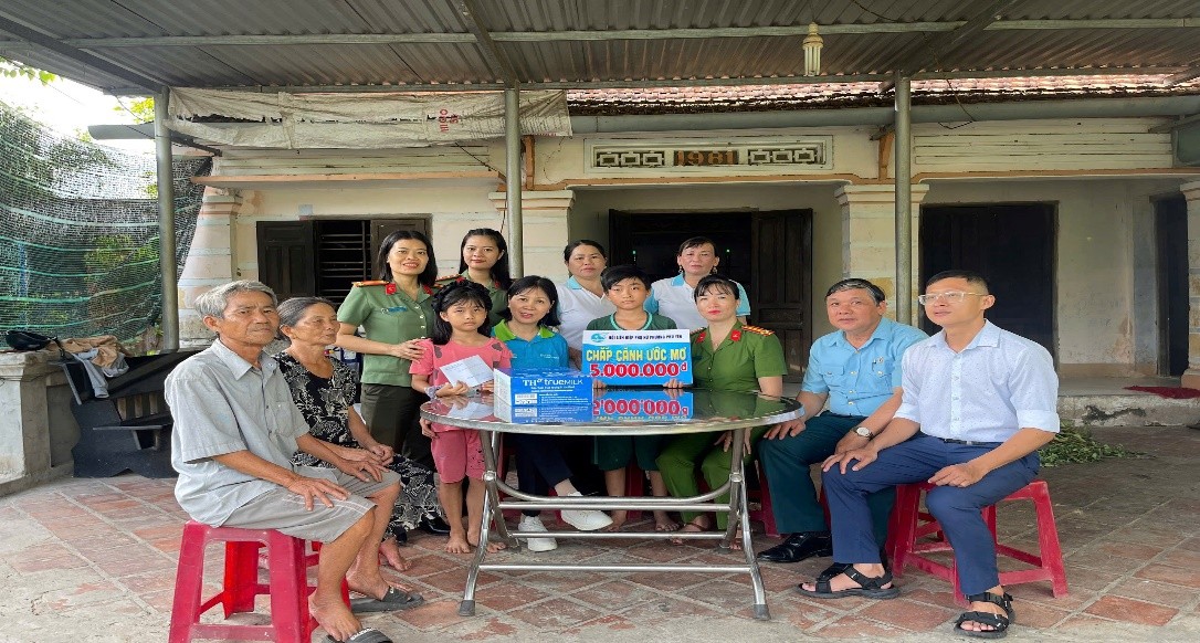 “Mẹ đỡ đầu” – Từ trái tim nữ chiến sĩ Công an đến hành trình lan tỏa yêu thương, ươm mầm hi vọng